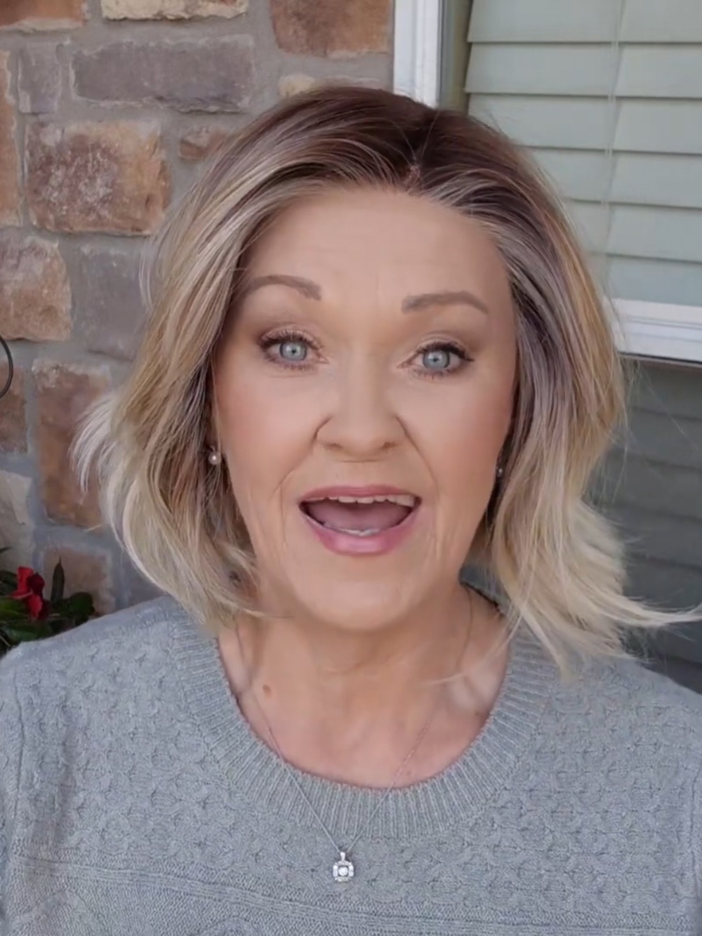 NWT Mira wig by Amore in Melted Sand rooted blonde wavy bob hand tied synthetic